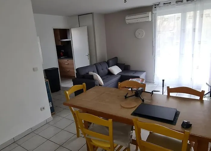 2 Chambres-phonique-parking Securise-climatisation-dalle Beton- Gere Par Presta-zen'services